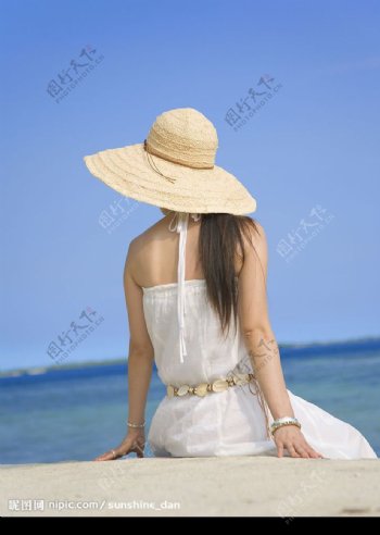 太阳帽的美女图片