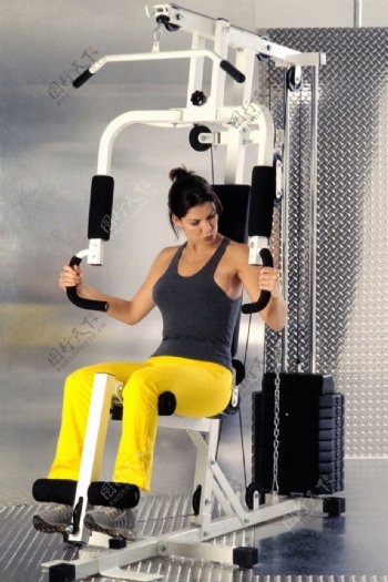 女性运动健身健身房图片