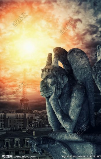 魔鬼雕像和巴黎铁塔图片