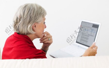 玩电脑的老年妇女图片