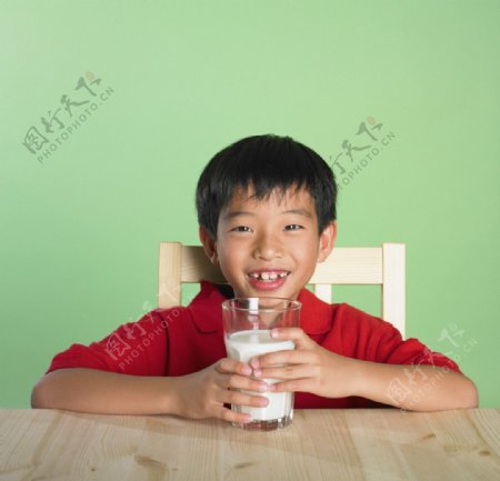喝牛奶的孩子图片