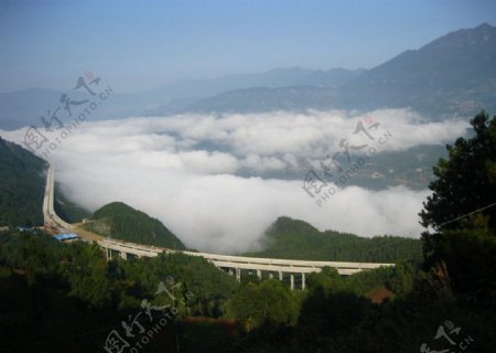 云雾桥梁图片