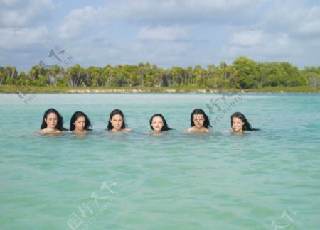 海边游泳只露头五女人高清大图图片