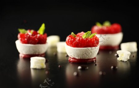 草莓奶油蛋糕甜点图片