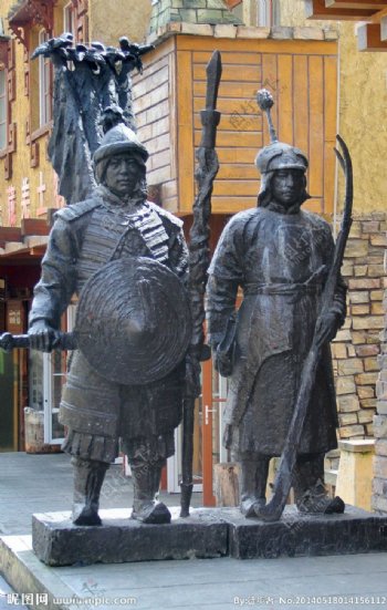 藏羌武士雕像图片