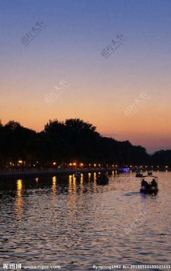 后海划船夕阳图片