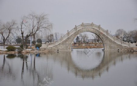 冬日小桥河水图片
