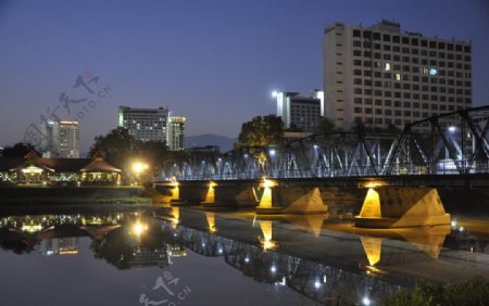 清迈夜景铁桥图片