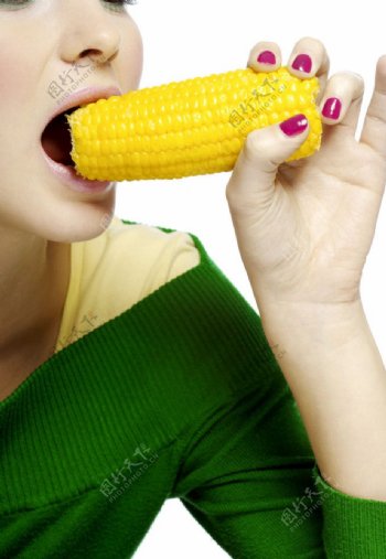 吃玉米的美女图片
