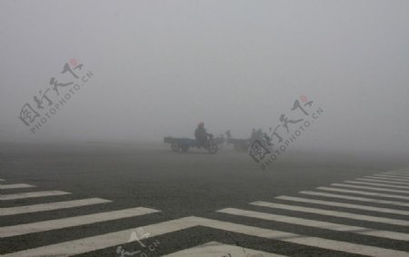 冬日早晨大雾街头一景图片