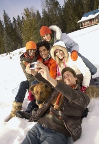 雪地高兴照相的人群图片
