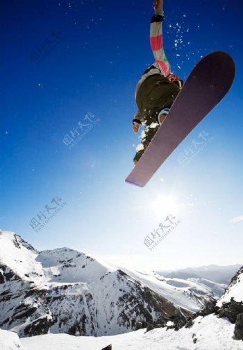 高清空中滑雪人物图片