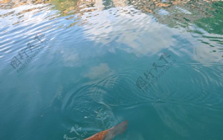 泛舟泸沽湖图片