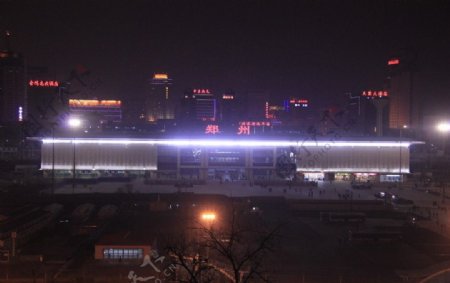 郑州火车站西广场夜景实拍图片