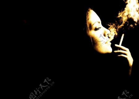 抽烟的女子图片