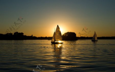夕阳中的帆船图片