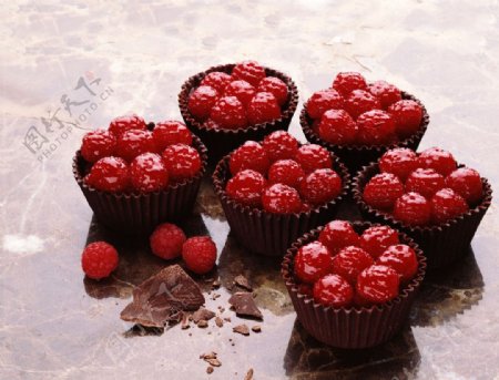 巧克力树莓甜品图片