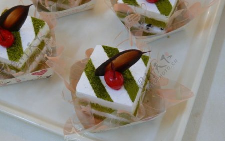 绿茶樱桃巧克力慕斯图片