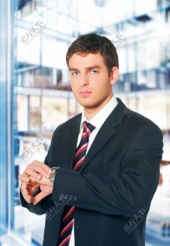 看手表的赶时间的成功的商务男士图片