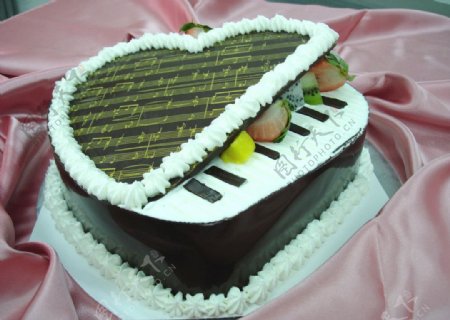 钢琴生日蛋糕图片