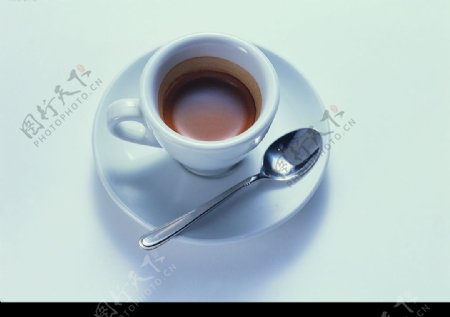 浅色背景咖啡杯图片
