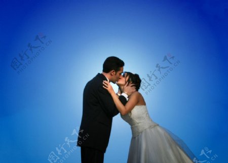 新婚接吻图片