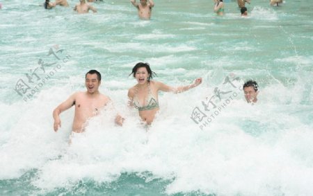 中国死海戏水冲浪图片