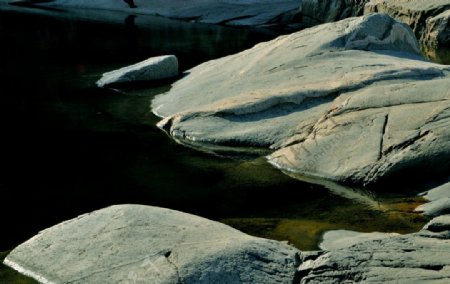 湖畔岩石图片