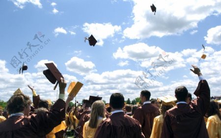 毕业生正在向空中抛帽子图片
