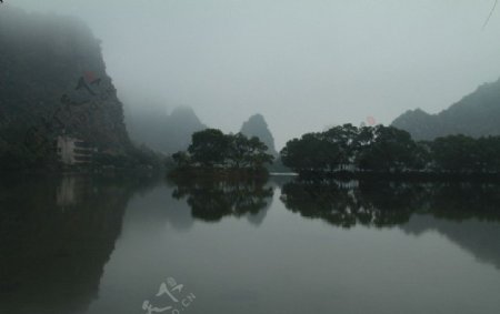 湖边石山图片