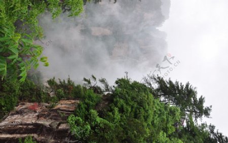 湖南张家界雾中的山图片