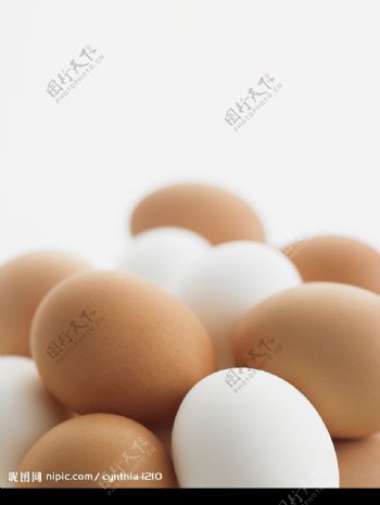层叠摆放的鸡蛋图片