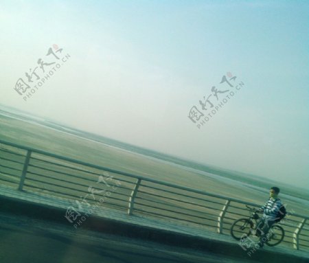 黄河滩骑行客图片