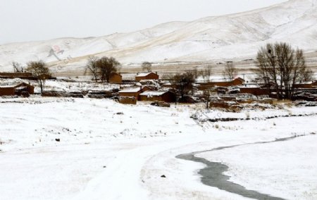 雪后村庄图片