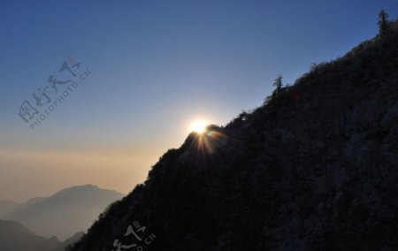 冬季峨嵋山日出图片