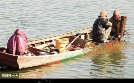江上渔民图片