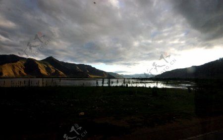 西藏湖水风光图片