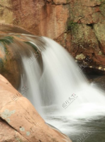 崂山瀑布图片