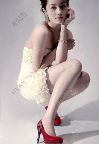 美女女鞋气质衣服性感红鞋图片