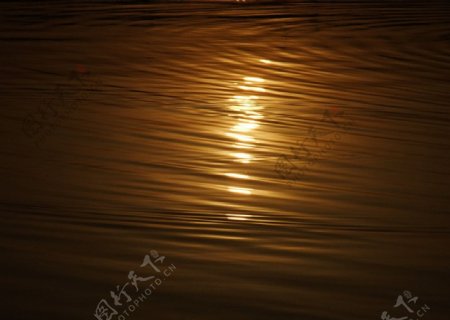 落日水波纹图片