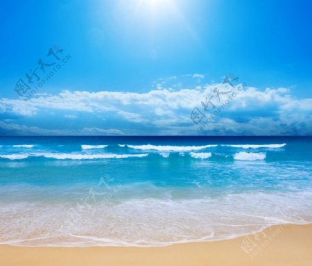 蓝天白云海滩照图片