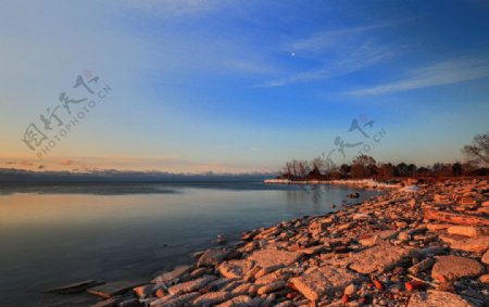 湖畔晨曦图片