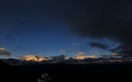 黑云下的梅里雪山图片