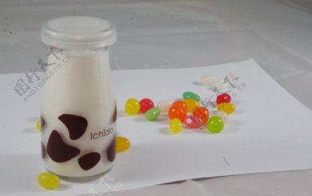 牛奶和彩色糖果图片