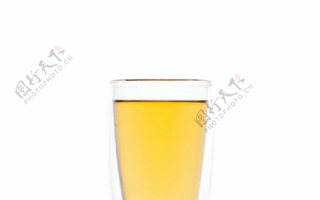 玻璃杯里的酒水图片