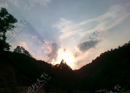 太阳落山前的景象图片