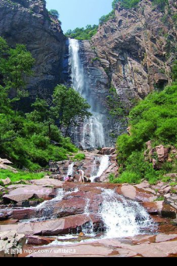 沂山瀑布图片