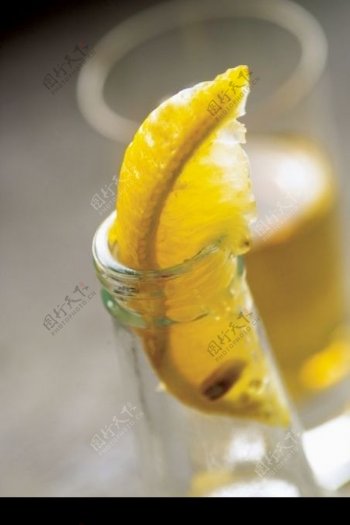 啤酒瓶柠檬片图片