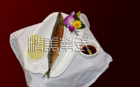 烤秋刀鱼抠图图片