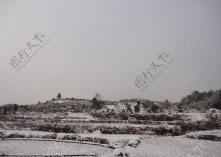 山村雪景图片